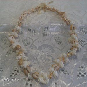 Beautiful Vintage Seashell Necklace 10 inches diameter